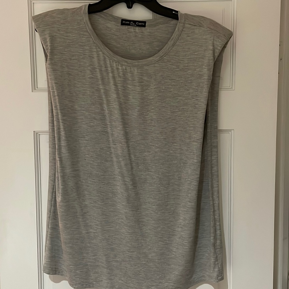 Kim & Cami shoulder gray pad tank top in size medium